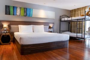 Postel nebo postele na pokoji v ubytování Holiday Inn Resort Phuket Karon Beach, an IHG Hotel