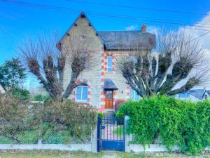 una casa con una puerta azul delante de ella en Gîte Sepmes, 6 pièces, 12 personnes - FR-1-381-550, en Sepmes
