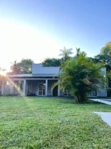 dom z palmą przed nim w obiekcie Bitcoins House Laguna Sur Santa Ana w mieście Corrientes +17 zdjęć
