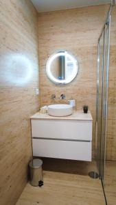 y baño con lavabo y espejo. en A1.0 - Alexa Smart house, en Braga