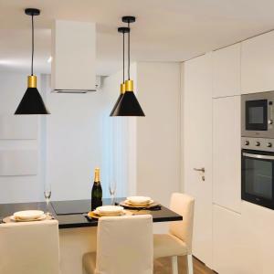 cocina blanca con mesa de comedor y sillas en A1.0 - Alexa Smart house, en Braga