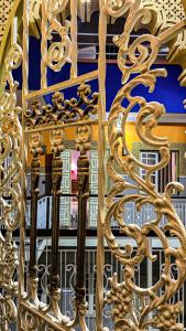 złota brama przed budynkiem w obiekcie Riad Dar Doura w mieście Rabat