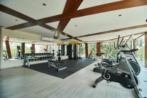 een fitnessruimte met verschillende loopbanden en een loopband bij Departamento en Tulum Jade in Tulum