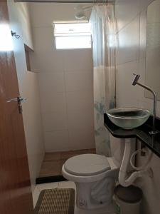 Apartamento 202 Peterle Irirí في أنشيتا: حمام صغير مع مرحاض ومغسلة