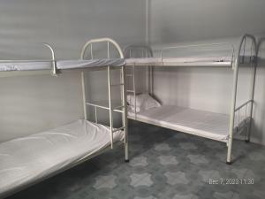 Uma ou mais camas em beliche em um quarto em Rhythm Bollywood Guesthouse