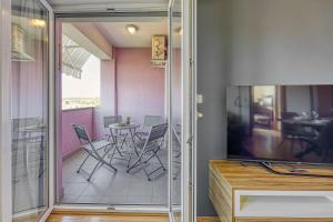 ein Esszimmer mit einem Tisch und Stühlen in einem Zimmer in der Unterkunft Apartment Dea - Three Bedroom Apartment in Pula