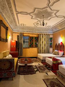 1 dormitorio con 2 camas y techo artesonado en Riad Dar Doura en Rabat