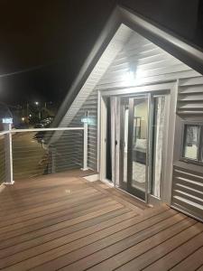 una casa con terraza de madera por la noche en Urban Life Retreat en Providence