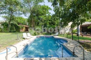 Πισίνα στο ή κοντά στο Comfortable And Spacious House In San Bernardino