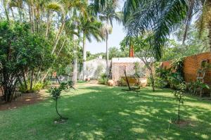 Κήπος έξω από το Comfortable And Spacious House In San Bernardino