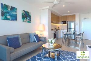 uma sala de estar com um sofá e uma mesa em Fleet Lane Apartments em Brisbane