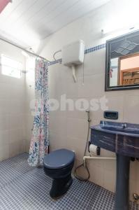 Ένα μπάνιο στο Comfortable And Spacious House In San Bernardino