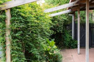 红宝石度假屋外面的花园