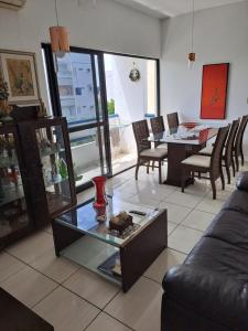 ein Wohnzimmer mit einem Sofa und einem Tisch in der Unterkunft APARTAMENTO ENCANTADOR NA ZONA LESTE in Teresina