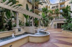 a courtyard with a fountain in the middle of a building at 2 Bedroom Apartment Downtown LA! in Los Angeles