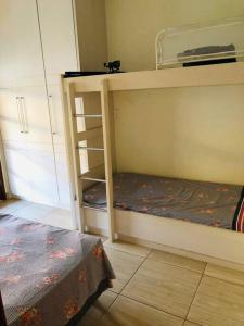 - une chambre avec 2 lits superposés dans l'établissement Sítio Encantador na Cidade de Jarinu, à Jarinu