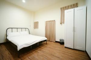 1 dormitorio con 1 cama y puerta abierta en 尋 清芳民宿 瑞芳車站-九份 平溪 en Ruifang