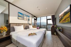 Postel nebo postele na pokoji v ubytování Ivy Hotel Nha Trang