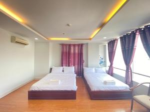 1 Schlafzimmer mit 2 Betten und einem Fenster in der Unterkunft FriendZoneS Hotel in Ấp Bình Hưng