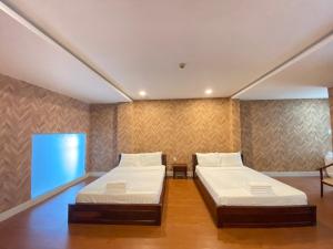 1 Schlafzimmer mit 2 Betten und einem blauen Fenster in der Unterkunft FriendZoneS Hotel in Ấp Bình Hưng