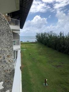 vistas al océano desde el balcón de un edificio en Muro Alto Marupiara Suítes, en Porto de Galinhas