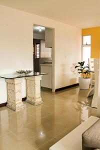 a kitchen and living room with a table in a room at Apartamento al oeste de Cali in Cali