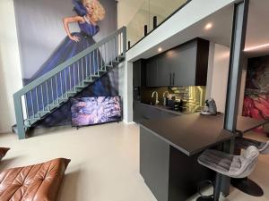 マクデブルクにあるDuplex Loft mit Gartenの階段と壁に絵を描いている女性のいる部屋