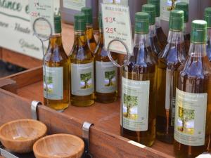 une caisse en bois remplie de bouteilles de vin dans l'établissement Appartement Bormes-les-Mimosas, 2 pièces, 4 personnes - FR-1-251-571, à Bormes-les-Mimosas