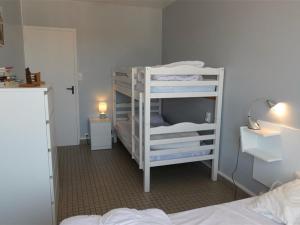 a room with two bunk beds and a bed at Appartement Saint-Jean-de-Monts, 2 pièces, 5 personnes - FR-1-323-298 in Saint-Jean-de-Monts