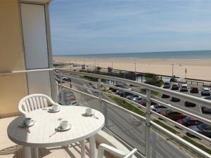 a balcony with a table and a view of the beach at Appartement Saint-Jean-de-Monts, 2 pièces, 5 personnes - FR-1-323-298 in Saint-Jean-de-Monts
