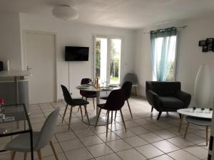 ein Wohnzimmer mit einem Tisch und Stühlen in der Unterkunft Appartement Bretignolles-sur-Mer, 3 pièces, 5 personnes - FR-1-231-296 in Brétignolles-sur-Mer
