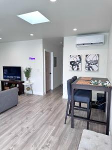TV a/nebo společenská místnost v ubytování New built house in Los Angeles and Hottube! + 8 fotografií