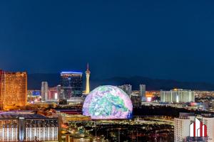 Blick auf eine Stadt in der Nacht mit einem Globus in der Unterkunft MGM Signature-33-805 F1 Track & Strip View Balcony in Las Vegas