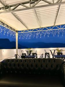 Pousada Himura في انغرا دوس ريس: غرفة بها كراسي وأريكة وأضواء
