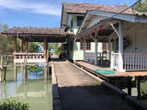 een huis op een dok in het water bij Fisherman Guesthouse in Ko Yao Noi