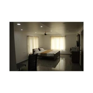 un salon avec un lit et un canapé dans l'établissement Blossom Valley Cottage, à Munnar 2 autres photos