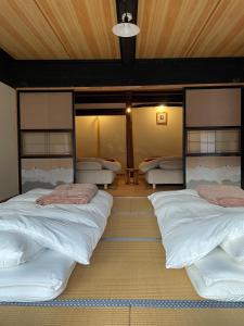 Higashiagatsumaにある麻の里の宿asanone。岩櫃山に佇む1日1組限定の古民家一棟貸し宿。のベッド2台が備わる部屋