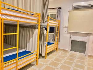 Uma ou mais camas em beliche em um quarto em SaiGon Gạo Hostel