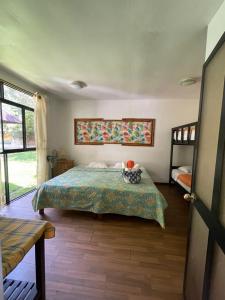 een slaapkamer met een bed in een kamer bij Gad Gha Kum - El mensajero Lodge in San Ramón