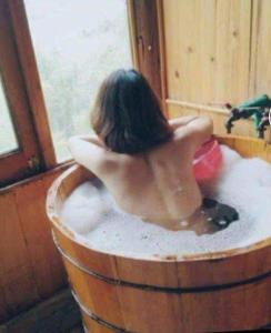 Nhằm Homestay في ها زانغ: امرأة في حوض استحمام مملوء بالثلج