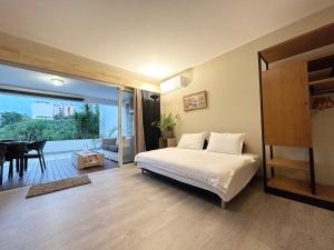 Postel nebo postele na pokoji v ubytování Premium suite proche aéroport, Wifi, Piscine, Parking + 5 fotografií