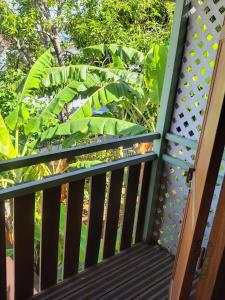 Elle comprend un balcon avec une balustrade en bois et des arbres. dans l'établissement Appartement idéalement situé, à Saint-Denis