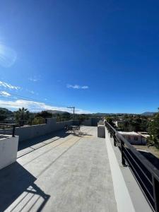 uma vista do telhado de um edifício em Casa Magnolia em Santa María del Oro