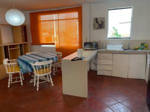 kuchnia ze stołem, stołem i krzesłami w obiekcie Casa amarilla PH depa 2dorm 3er piso w mieście Punta Hermosa