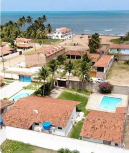 uma vista aérea de uma casa e do oceano em Casa na Ilha da Crôa em Barra de Santo Antônio