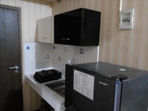 a kitchen with a counter top and a microwave at GREENROOM Apartemen Bogor Valley in Kalibata 1 +6 photos