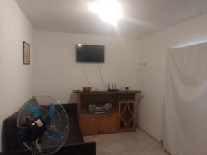 Μια τηλεόραση ή/και κέντρο ψυχαγωγίας στο Hospedaje BellaVilla