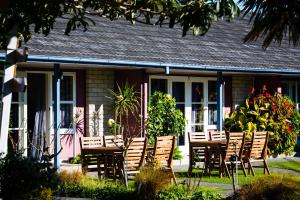 a group of chairs and a table in front of a house at ASURE Colonial Lodge Motel in Napier +26 photos