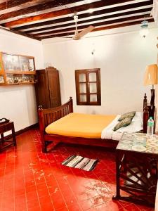 1 dormitorio con 1 cama grande en una habitación en Srivilas, en Pudunagaram
