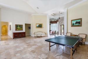 una sala de estar con mesa de ping pong. en Knickerbocker Suite 12, en Naples